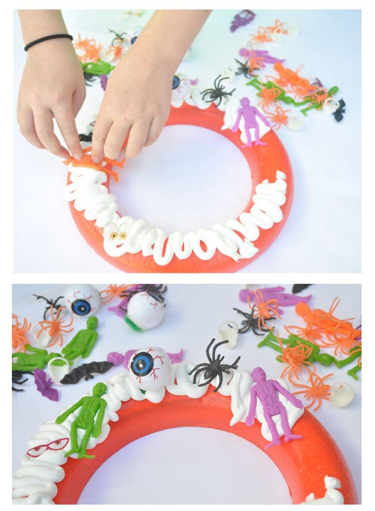 Homemade-Halloween-Wreath-Craft (3)